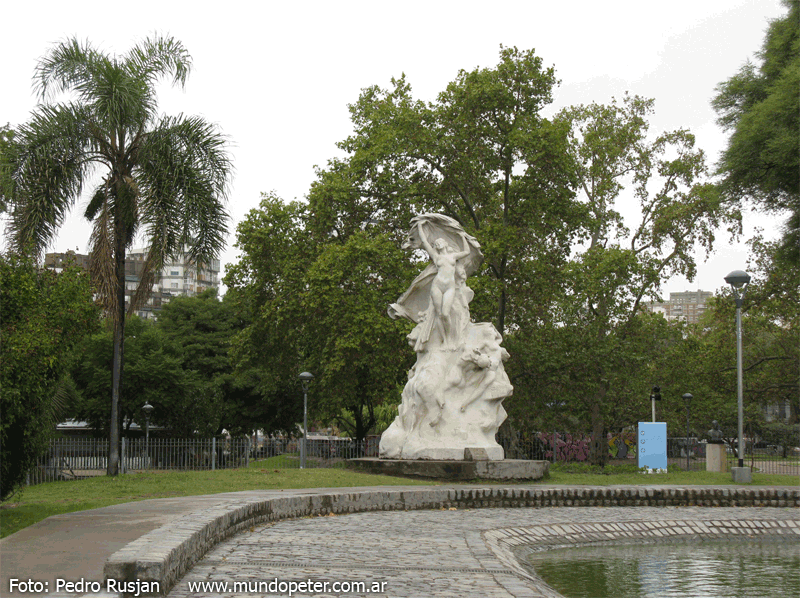 Estatua del lago - Foto con movimiento
